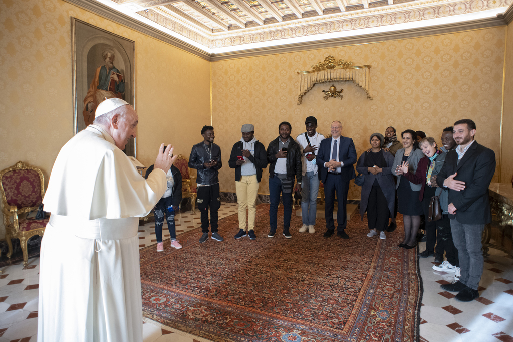 Papst Franziskus feiert seinen Geburtstag mit Flüchtlingen, die aus Zypern gekommen sind und von der Gemeinschaft begleitet werden. Herzlichen Glückwunsch!